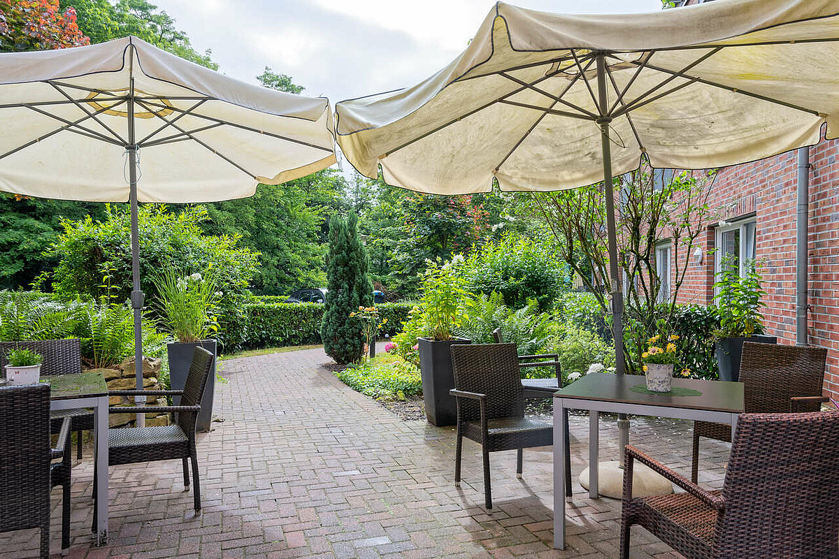 Terrasse mit Sonnenschirmen für die Senioren in Werne