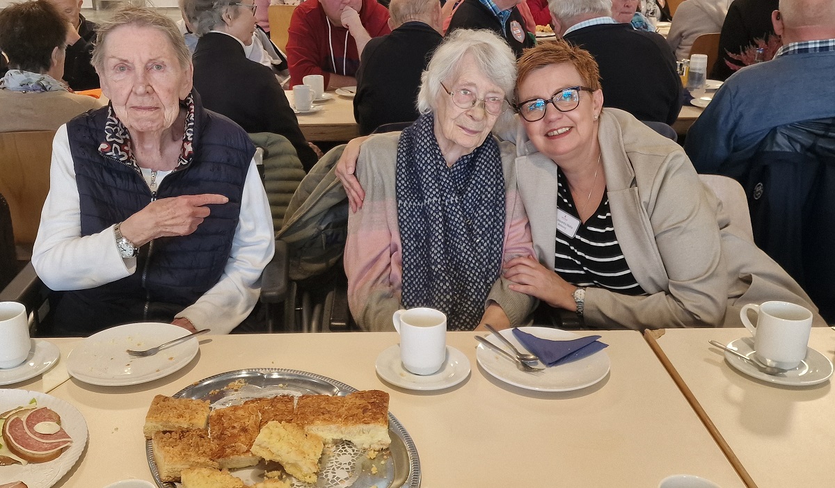 Bewohner eingeladen zum Seniorenkaffee in der Stadthalle. Vorführung des Theaterstückes "Drachenjagd"